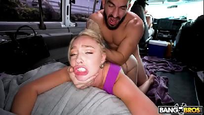 Ragazza di campagna prende un cazzo in città