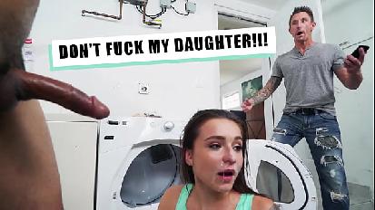 La giovane donna kharlie stone si fa sempre strada