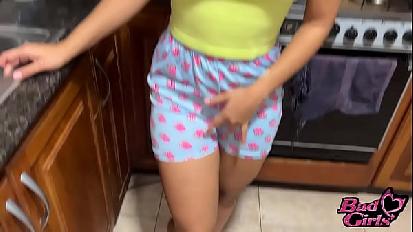 Il figliastro pervertito mi parla di cose sporche e mi eccita cos&igrave tanto che si lascia scopare faccio sesso con il mio figliastro con un grosso cazzo