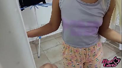 Io e la mia matrigna sole a casa la guardiamo raccogliere i vestiti finché non scopre me una conversazione bollente finisco per convincerla e la scopo