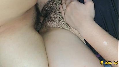 Il mio piccolo vicino mi scopa con il suo piccolo pene