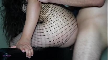 Mi masturbo il grosso cazzo del mio patrigno ma lui non me lo lascia succhiare ma mi lascia mettere il suo cazzo nel mio buco del culo per la prima volta sega sciatta