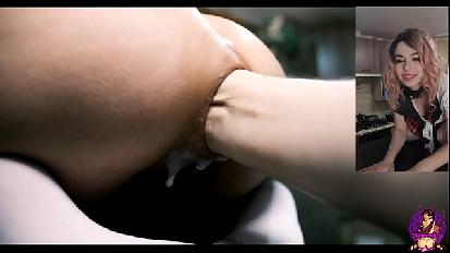 Fisting anale con un lungo dildo perso nel culo