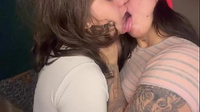 Le migliori amiche con le tette bagnate si registrano mentre fanno sesso entra e divertiti