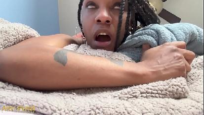 La ragazza paffuta dagli occhi azzurri succhia il cazzo molto bene andy savage