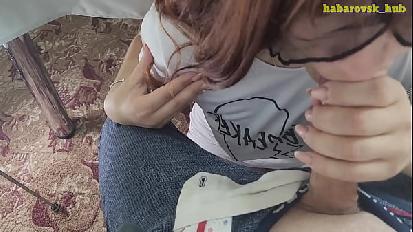 Giovane studente ingoia sperma